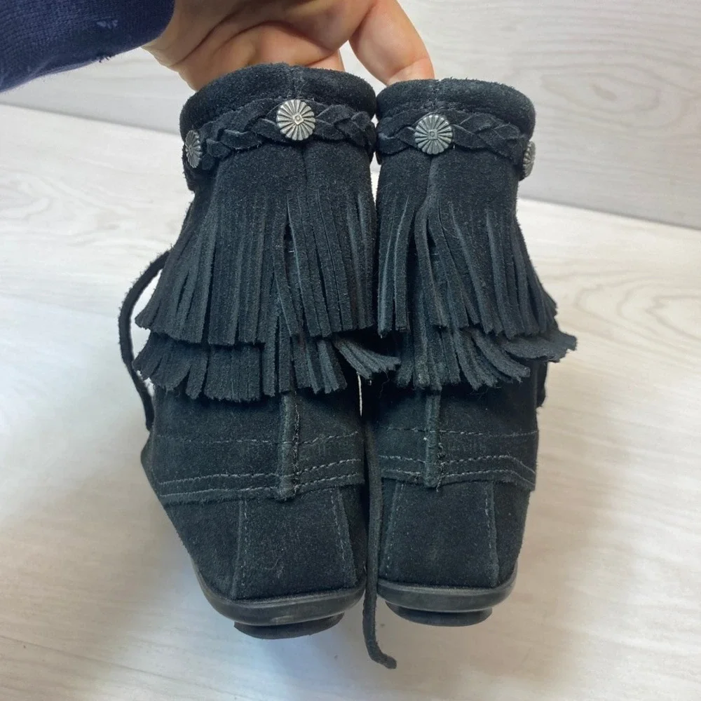 Minnetonka Womens 6 Moccasin Boot Fringe Black Suede Lace Up Concho Boho 629